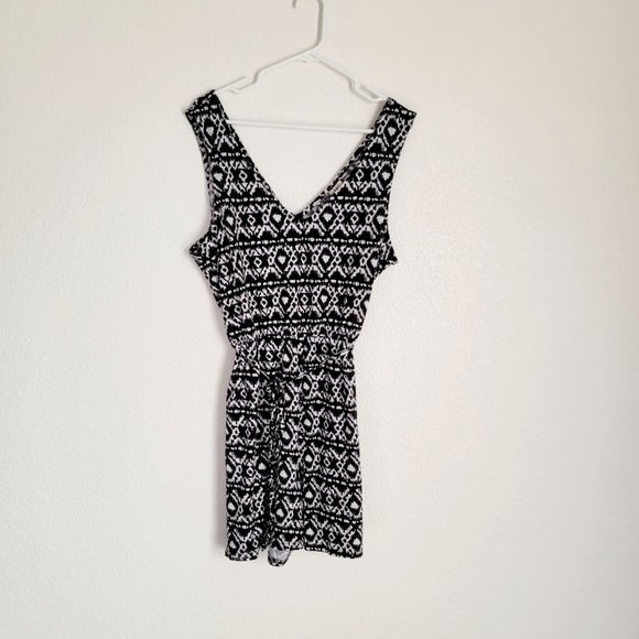 Wrapper Black and White Romper Geometric Pattern Sleeveless V Neck Matching Belt - Picture 8 of 16